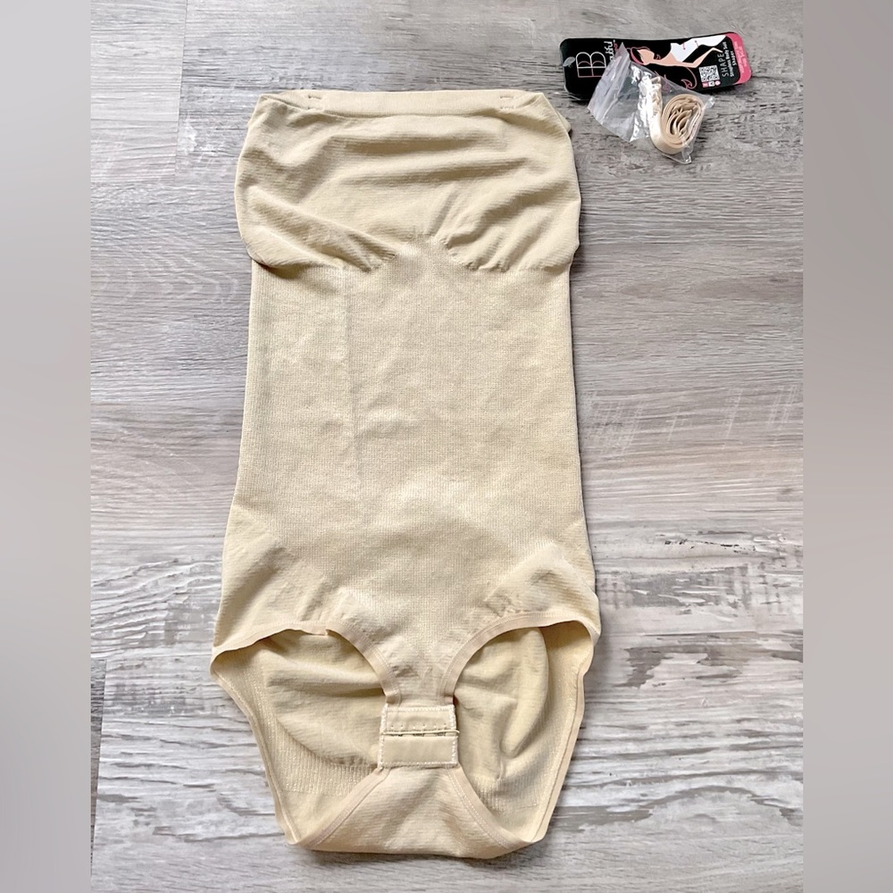 NWT Body Beautiful slimming Grace, size S/M. there are belts.